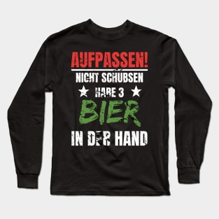 Bier In Der Hand Aufpassen Nicht Schubsen Lustig Long Sleeve T-Shirt